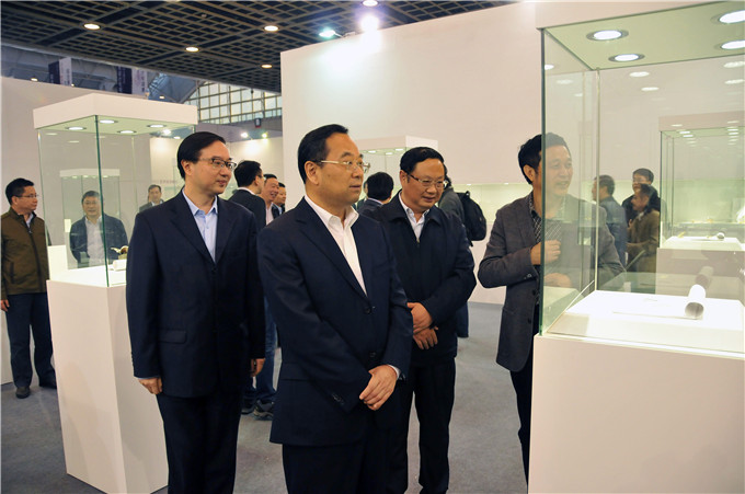 副省長張雷參觀“紫金獎(jiǎng)”民間工藝與時(shí)裝設(shè)計(jì)專項(xiàng)賽作品展