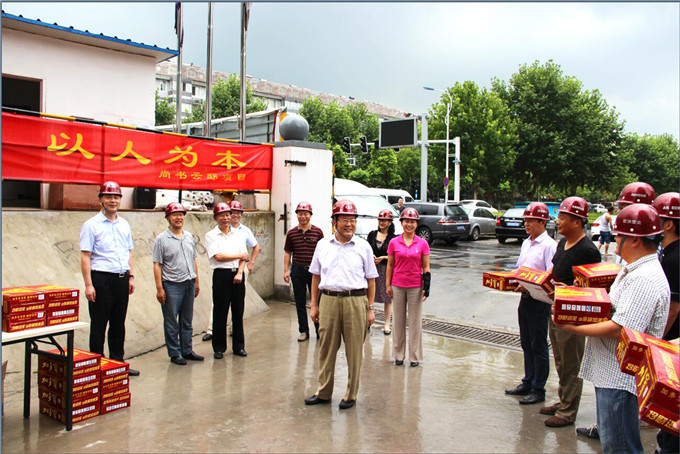 控股集團(tuán)領(lǐng)導(dǎo)到一線(xiàn)為員工“送清涼”