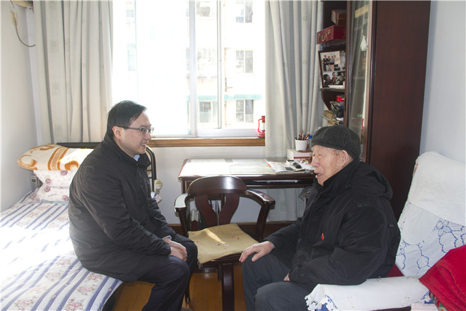 控股集團(tuán)領(lǐng)導(dǎo)看望離退休老同志及困難職工