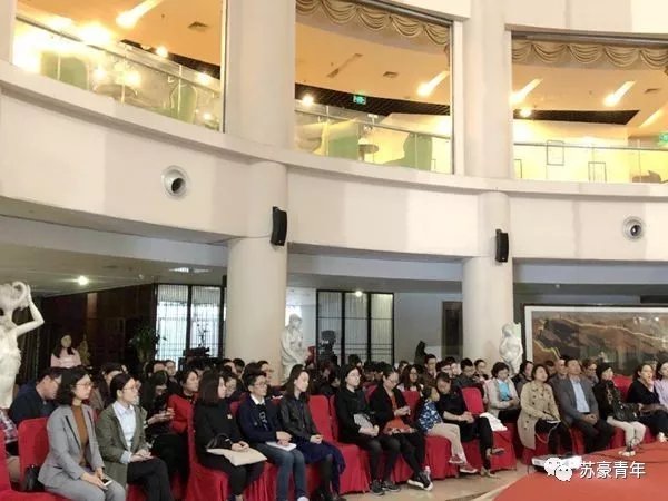 集團(tuán)團(tuán)委組織青年員工參加“英國當(dāng)代藝術(shù)大師作品展”活動