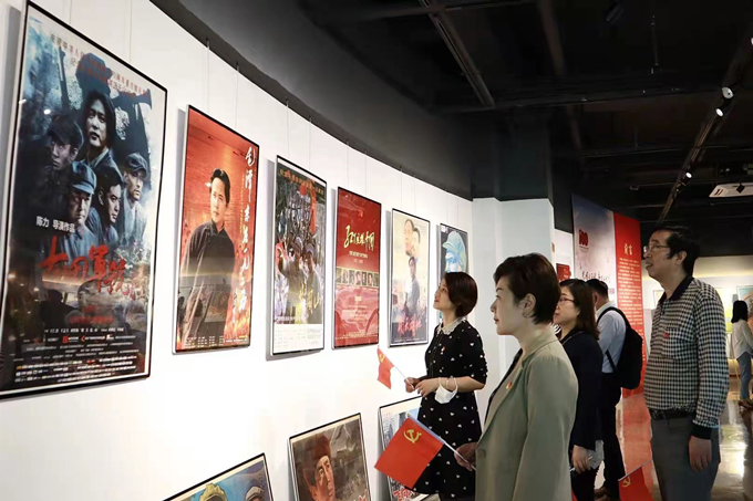 看海報(bào)、學(xué)黨史，健康產(chǎn)業(yè)公司黨總支組織參觀“紅色電影海報(bào)展”1_副本.jpg
