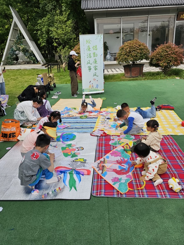 6舜天股份的小朋友們席地而坐，以“童心”繪廉潔_副本.jpg